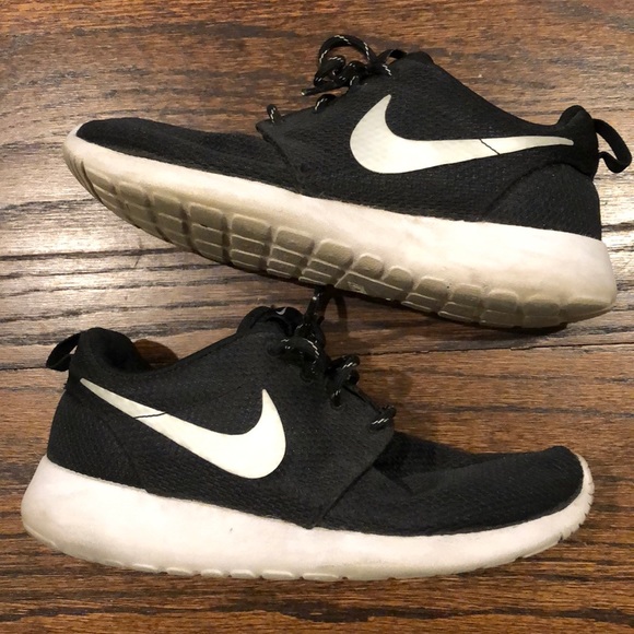 Nike black Roshe Run with silver swoosh - Picture 4 of 9